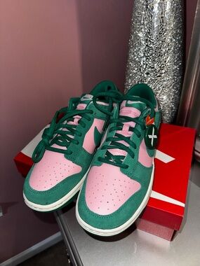 Nike Men’s Low-Top Sneakers in Pink and Green